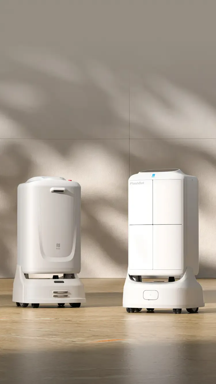 Dva FlashBot Max robota u svijetlom interijeru