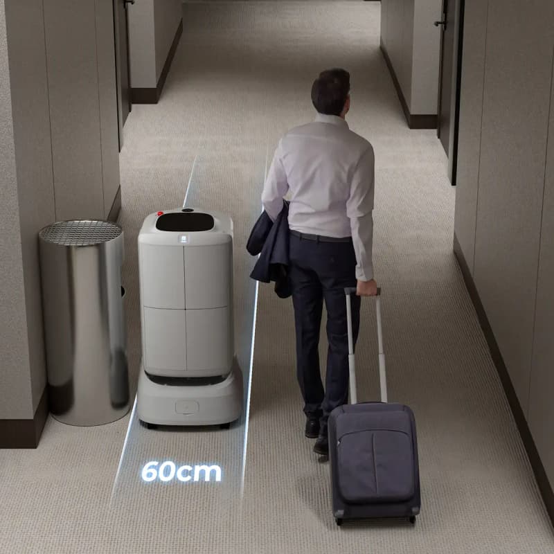FlashBot Max u hotelskom hodniku uz gosta (prolaz 60 cm)