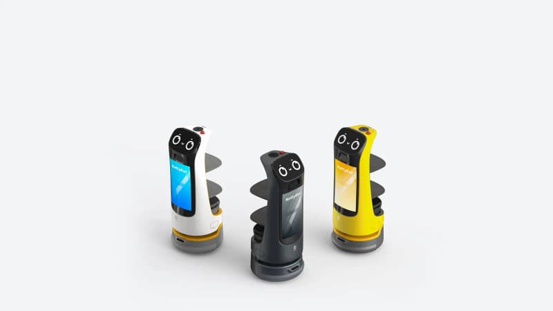 Tri KettyBot Pro robota u različitim bojama