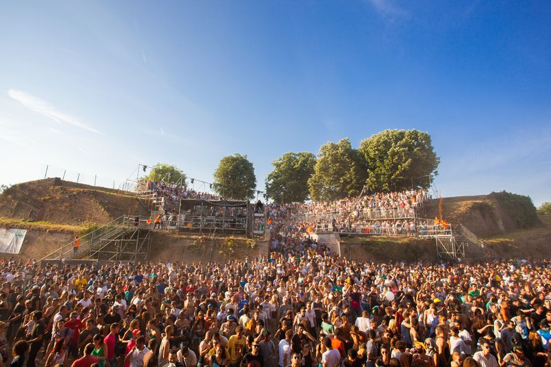 Publika pleše na jutarnjem suncu ispred Dance Arene na Petrovaradinskoj tvrđavi