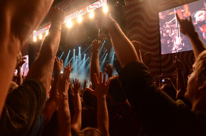 Podignute ruke publike ispred osvijetljene festivalske pozornice
